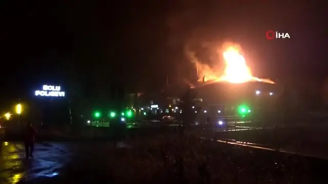 Bolu’da, Polis Evi’nin çatısı alev alev yandı Son Dakika