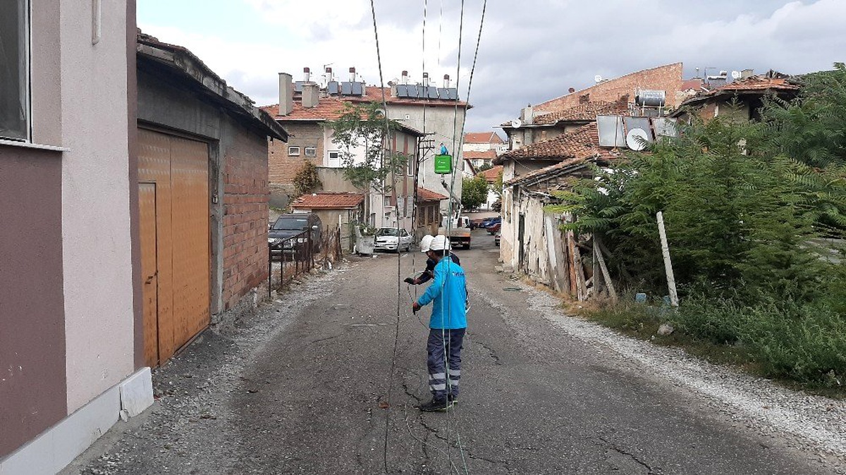 Çorum\'da fırtına elektrik tellerini koparttı