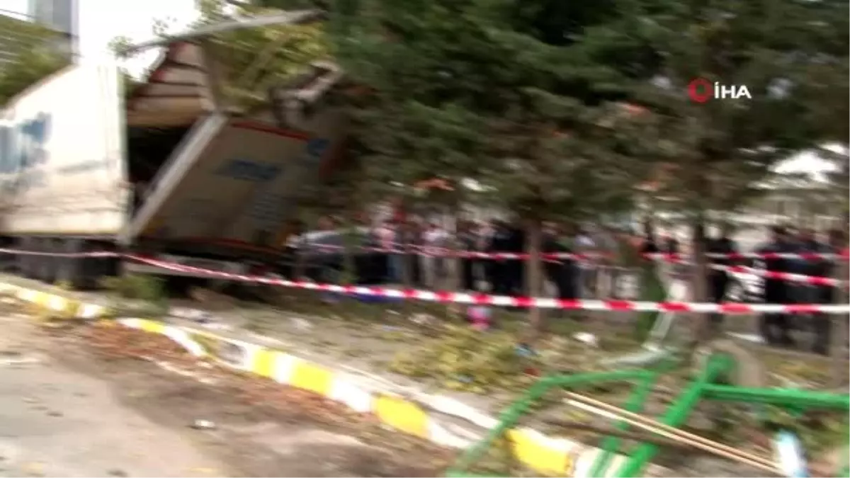 D-650 karayolunda tır durağa daldı: 1\'i çocuk 2 ölü, 3 yaralı