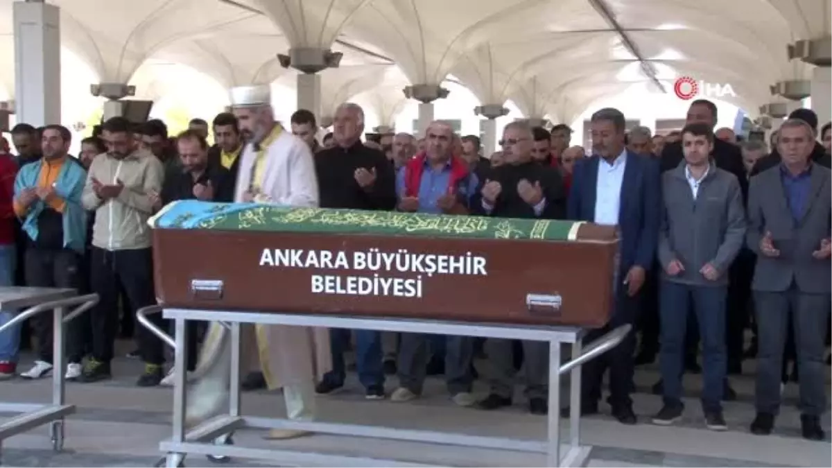 Evin üçüncü katından aşağıya atıldığı iddia edilen 2.5 aylık bebek toprağa verildi