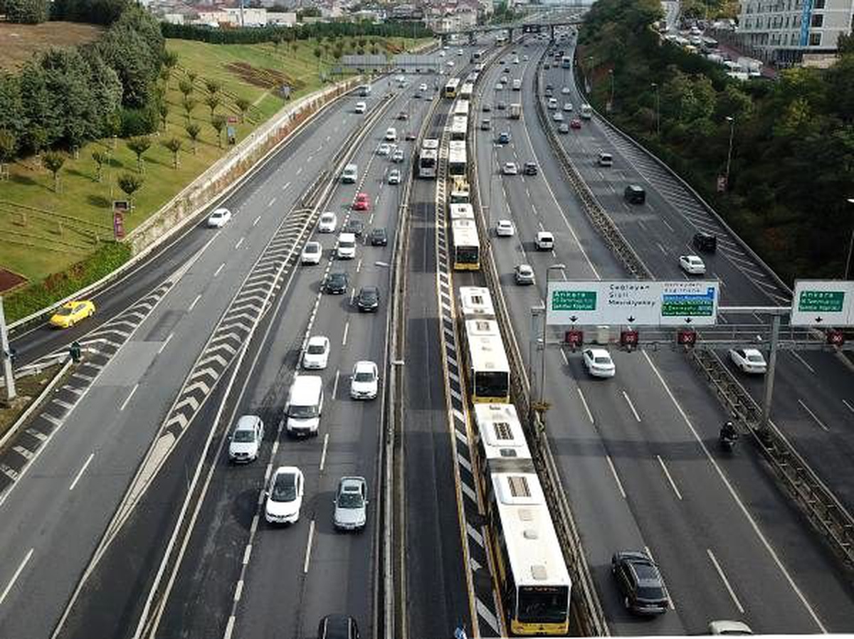 (havadan fotoğraflarla geniş haber) halıcıoğlu metrobüs durağında metrobüs metrobüse arkadan...