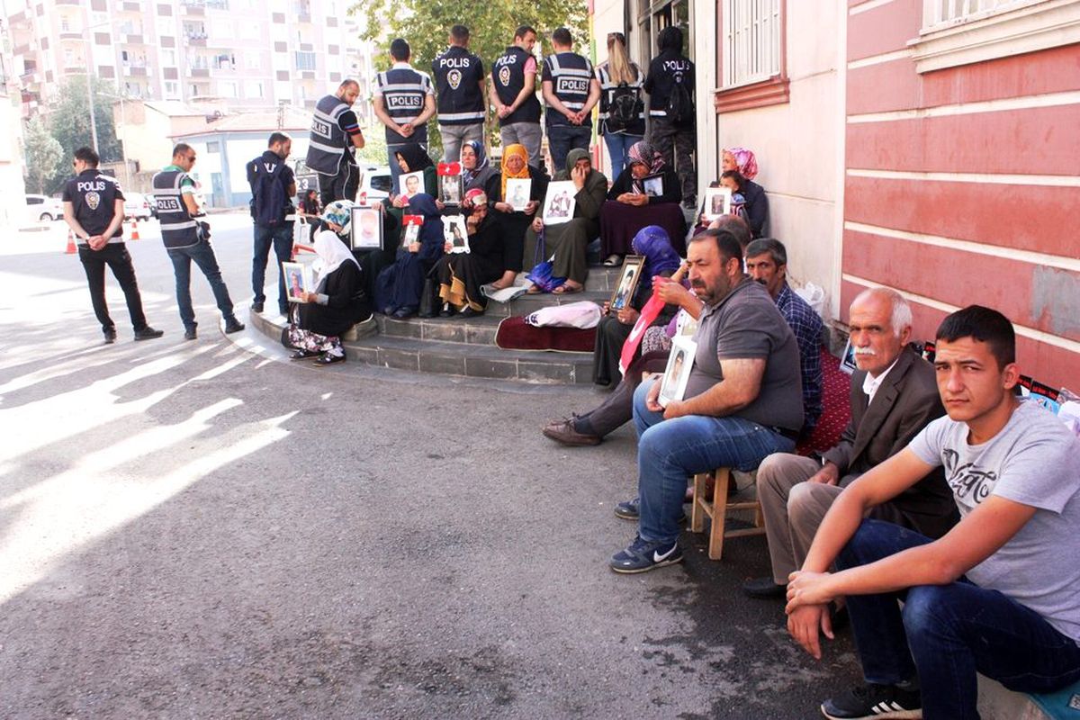 HDP önündeki ailelerin evlat nöbeti 34\'üncü gününde