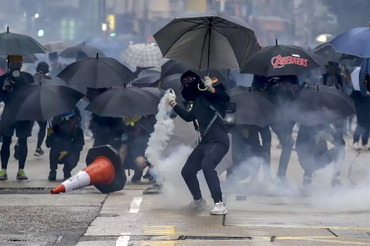 Hong Kong\'da yağmur altında protesto