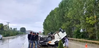 İşçileri taşıyan minibüs refüjde takla attı: 6 yaralı