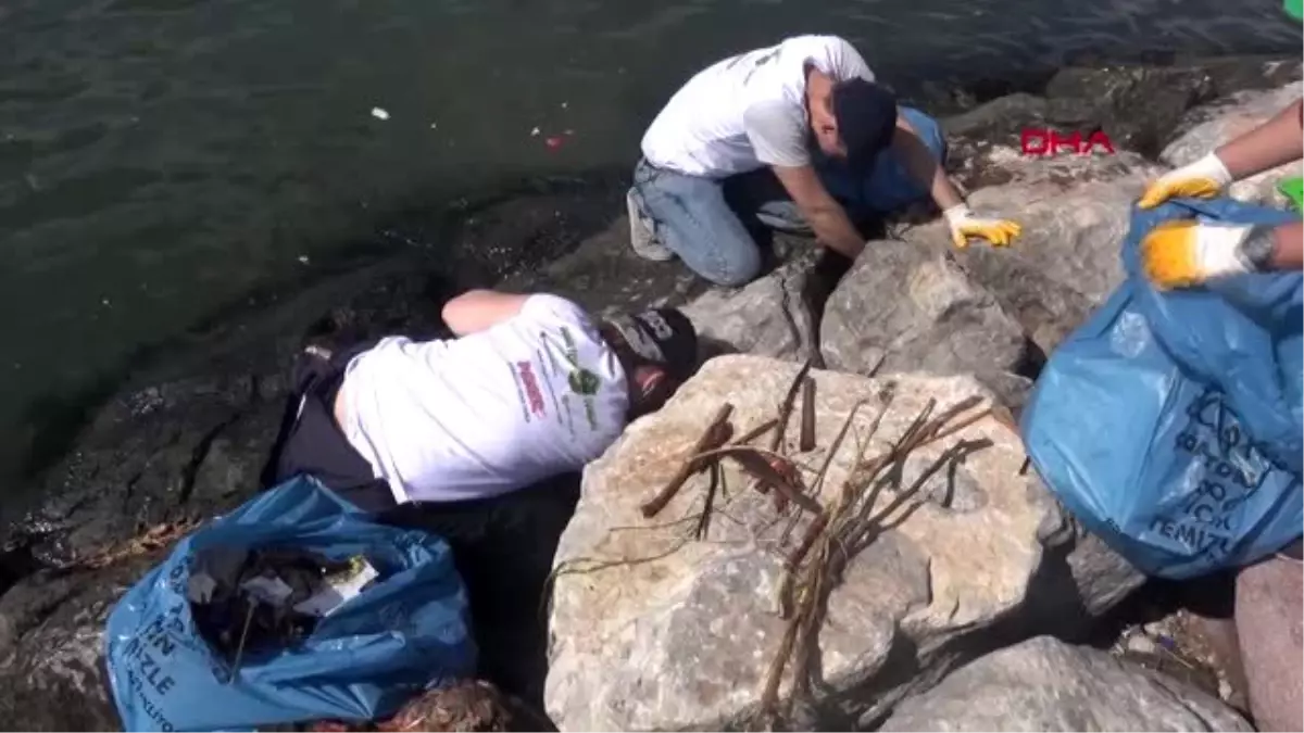 İzmir-sosyal medyada örgütlendiler, sahili temizlediler