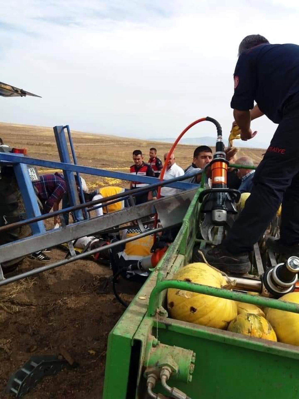 Kabak makinesine ayağı sıkışan çiftçi itfaiye ekiplerince kurtarıldı