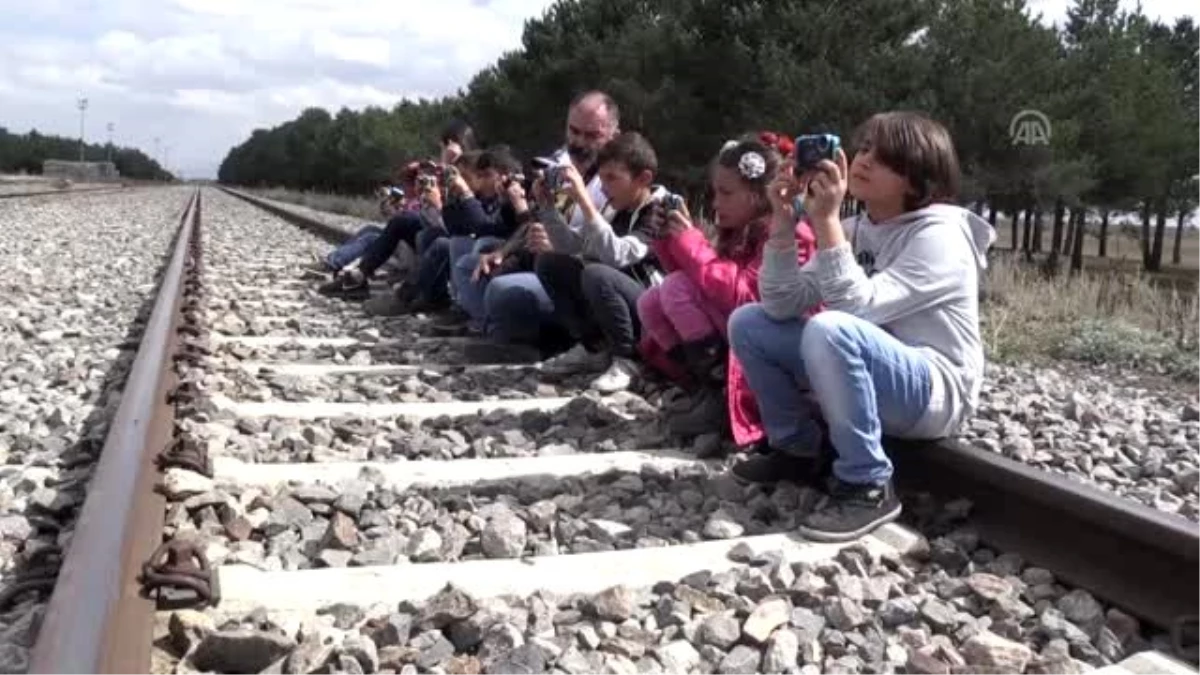 Köy köy dolaşıp öğrencilere fotoğrafçılığı öğretiyor