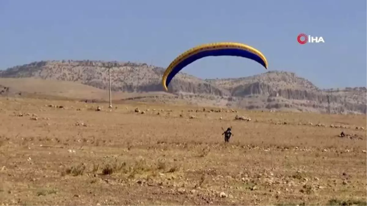 Mardin\'in Derik ilçesinde paraşütçüler, şehit kaymakam için havalandı