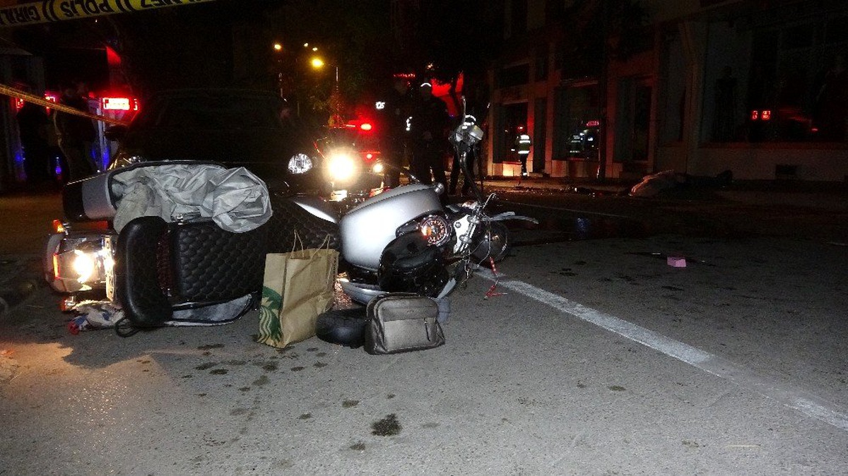 Motosiklet önce ağaca sonra direğe çarptı: 1 ölü, 1 ağır yaralı
