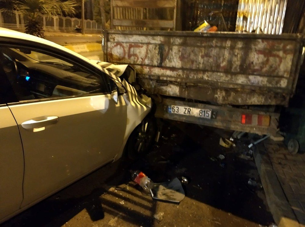 Otomobil park halindeki kamyonette çarptı: 1 yaralı
