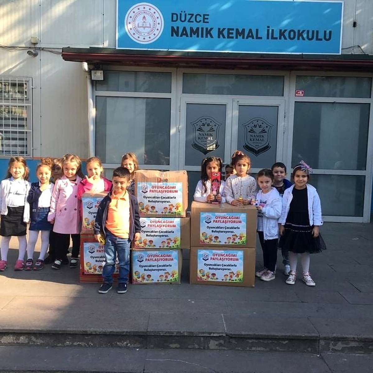 Oyuncaklar köy okulu öğrencilerini mutlu etti