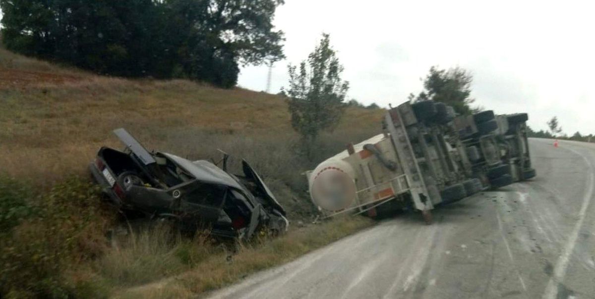 Paramparça olan otomobilden sağ kurtuldu