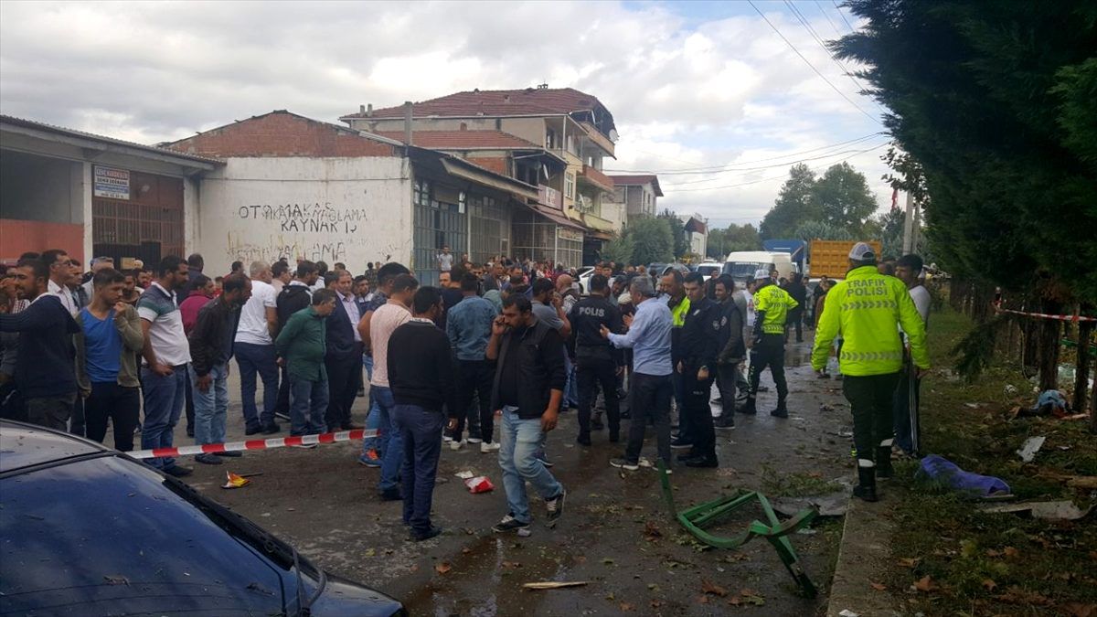 Sakarya\'da tır otobüs durağına çarptı: 2 ölü, 3 yaralı
