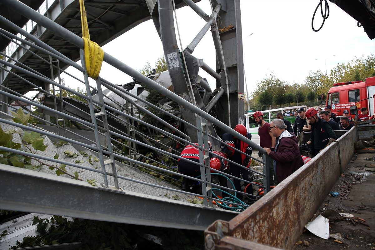Sakarya\'da tır otobüs durağına çarptı: 2 ölü, 3 yaralı