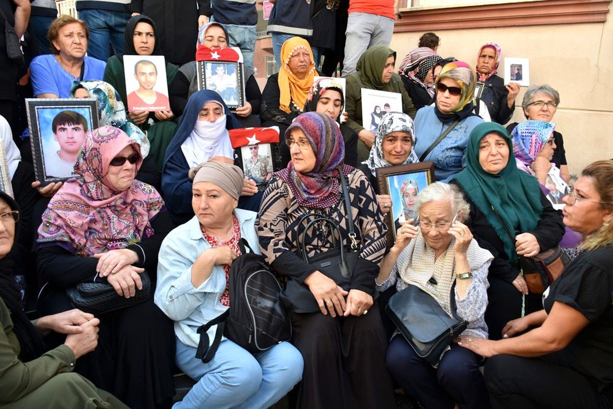 Sakarya\'dan Diyarbakır\'da evlat nöbetindeki ailelere destek ziyareti