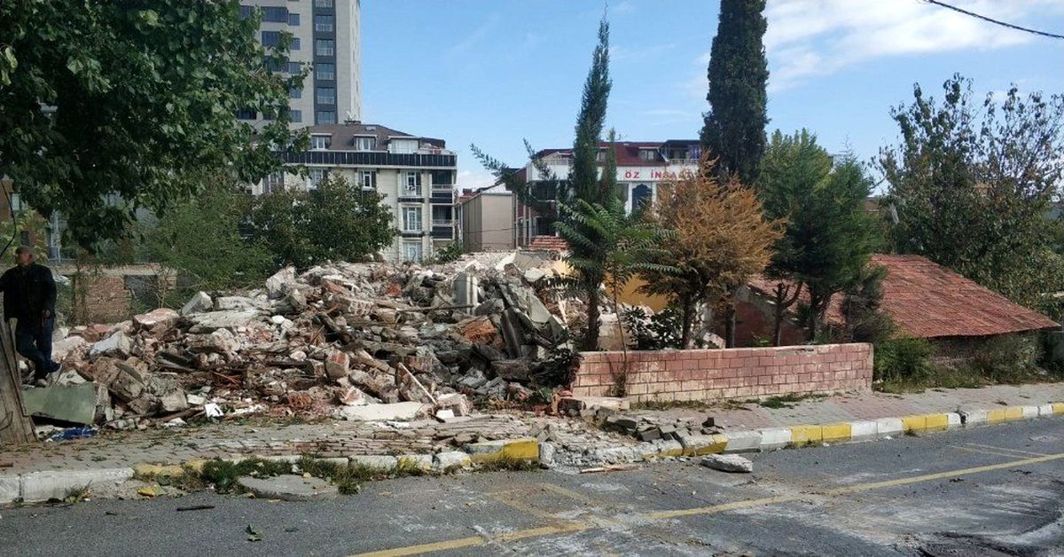 Sultangazi\'de riskli binalar yıkılıyor