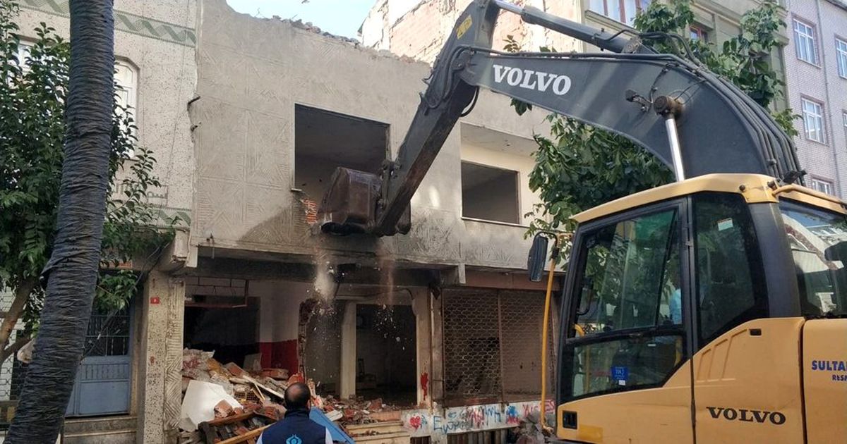 Sultangazi\'de riskli binalar yıkılıyor