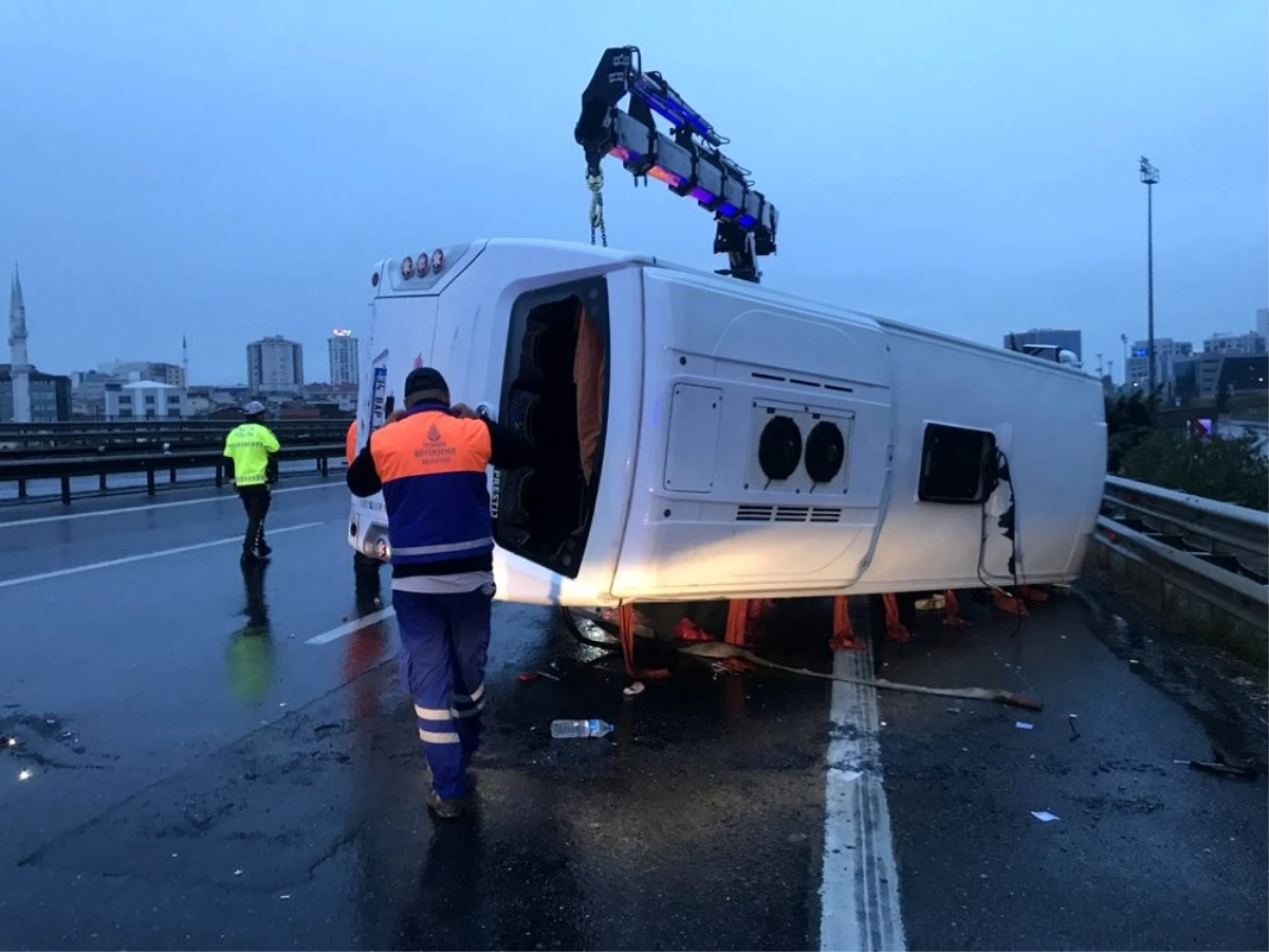 TEM Otoyolu\'nda servis midibüs devrildi; 11 yaralı