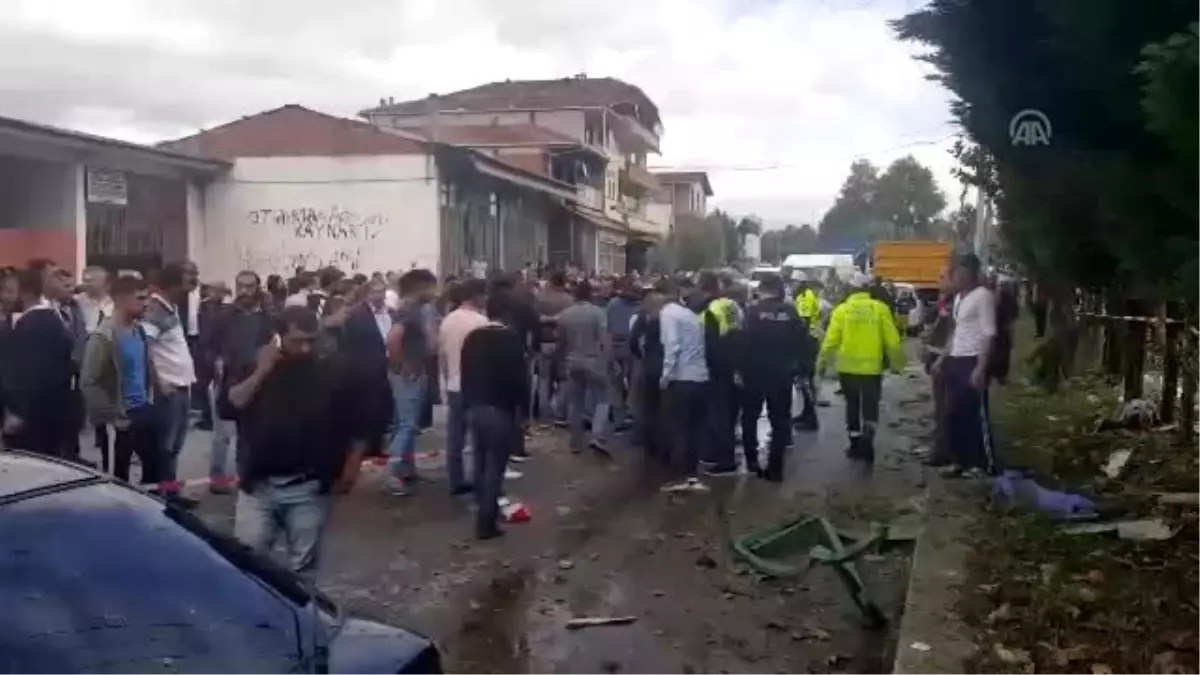 Tır otobüs durağına çarptı: 2 ölü, 3 yaralı