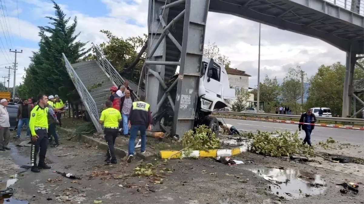 Tır yolcu durağını altına aldı: 1\'i çocuk 2 ölü, 3 yaralı