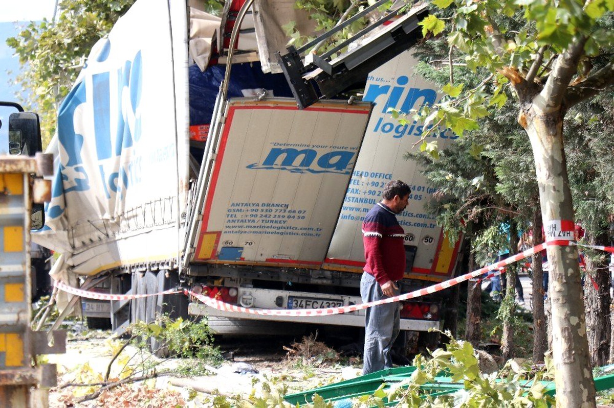 Tırın yolcu durağını biçtiği kaza: 2 ölü, 3 yaralı