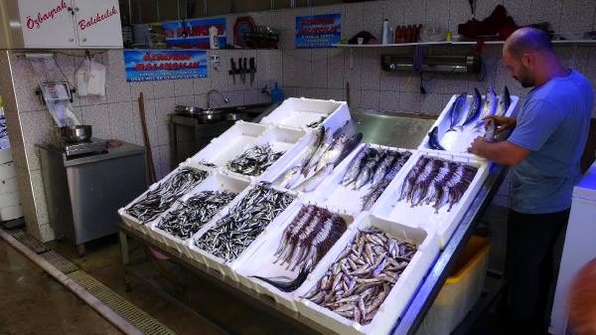 Trabzon\'da tezgahlar doldu, hamsi fiyatı düştü