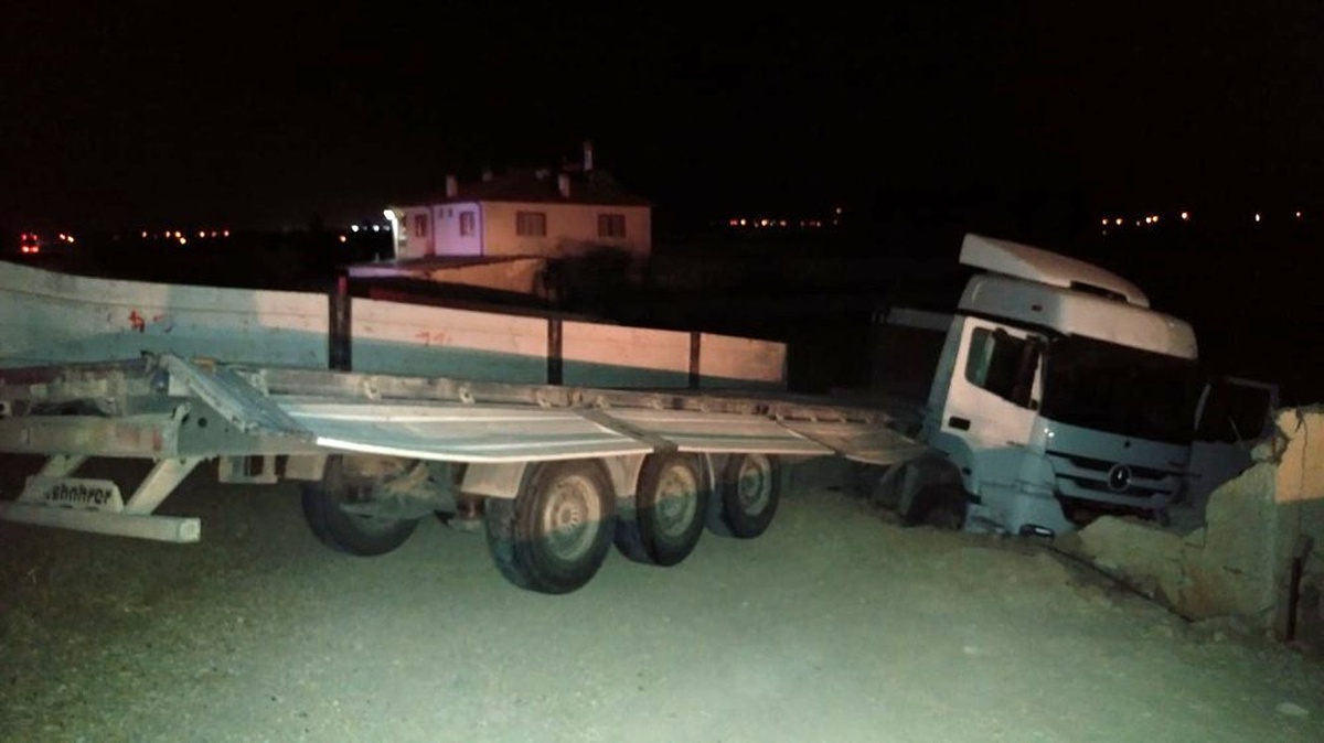 Traverten taşı yüklü tır yoldan çıktı: 1 yaralı