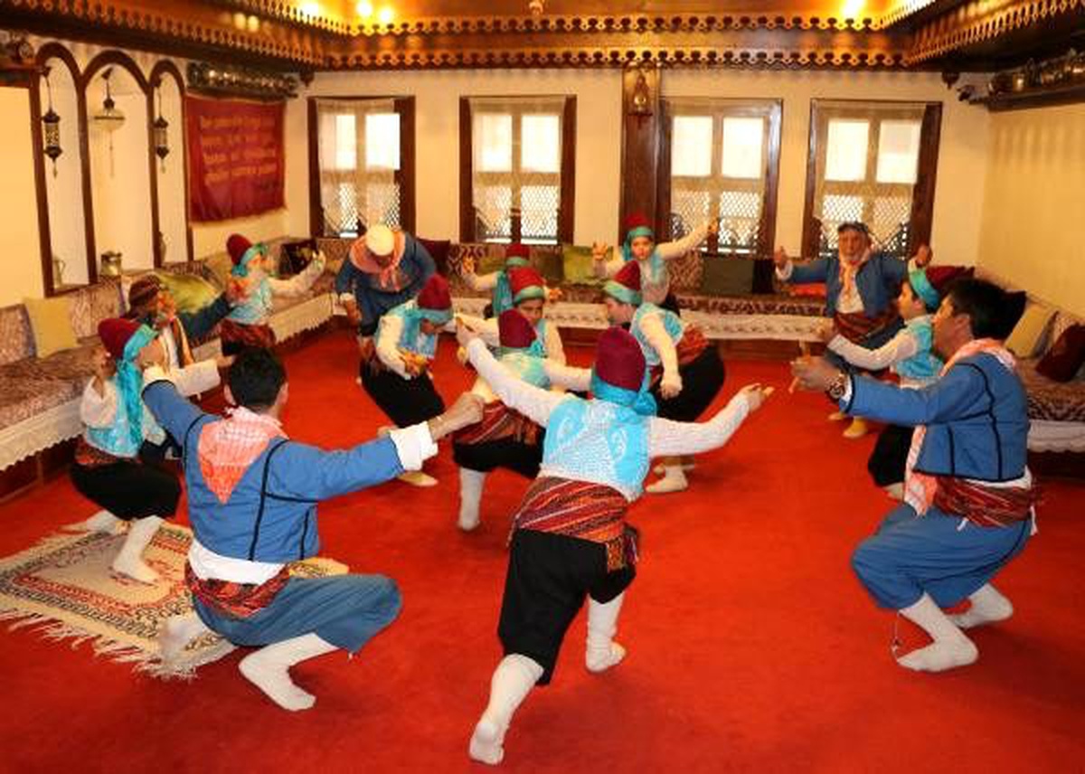 Üç kuşak bir araya geldi, halk oyunu ekibi oluşturdu