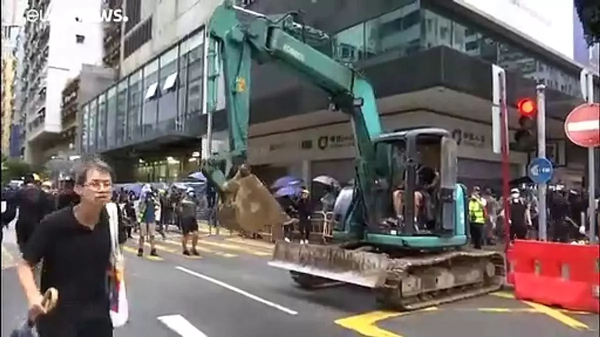 Video | Hong Kong\'da protestocular maske yasağına karşı maskeleriyle sokakta