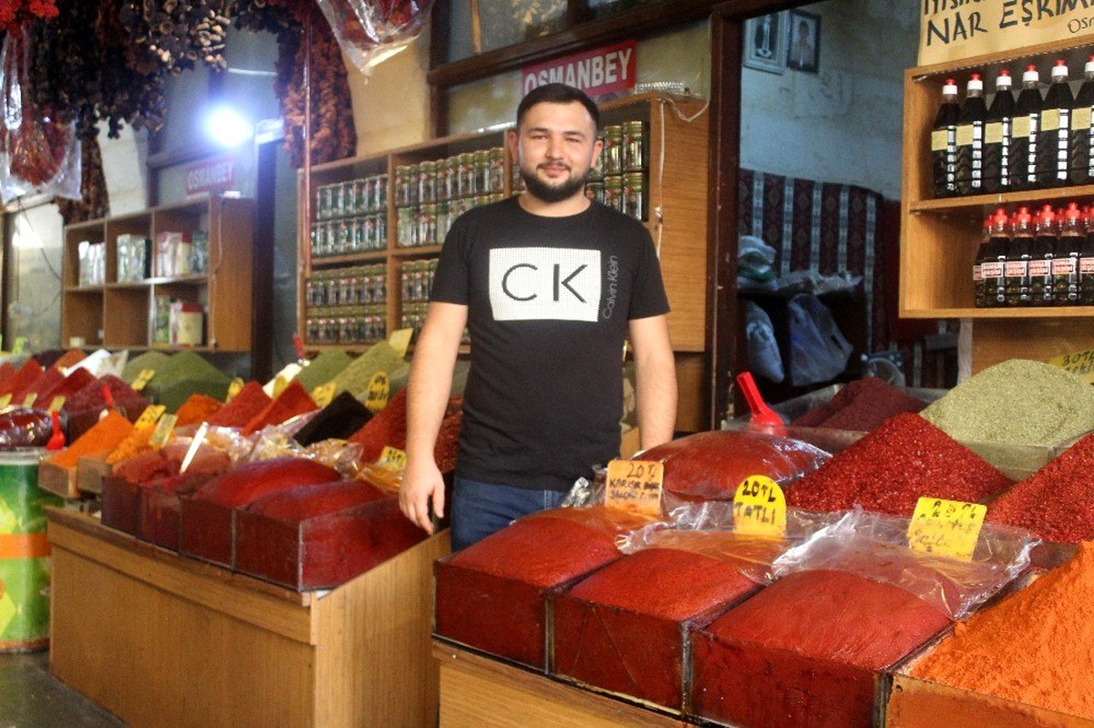 Yeni mahsul Antep salçası tezgahlardaki yerini aldı