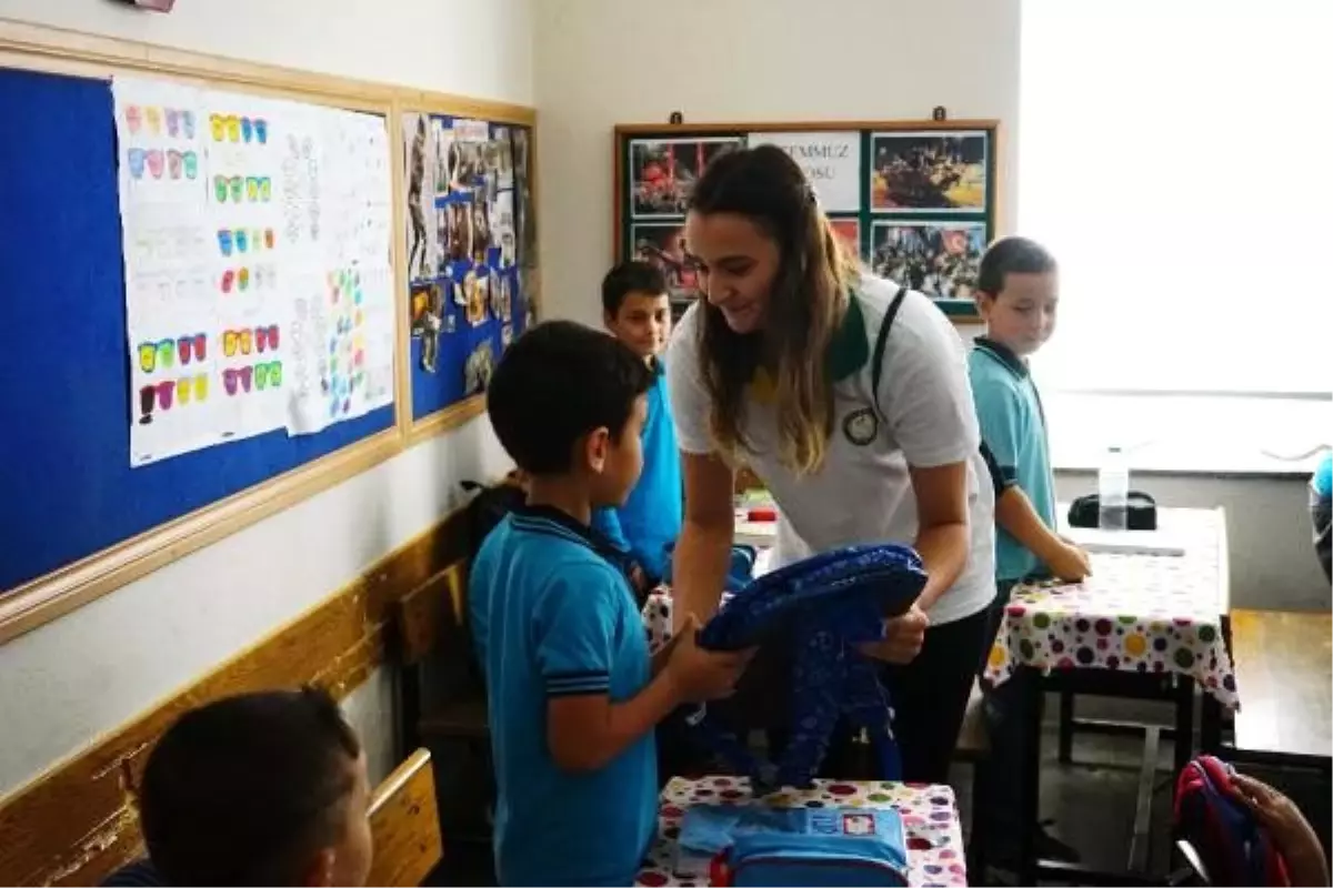 Adlin, ilk maaşıyla öğrencileri sevindirdi