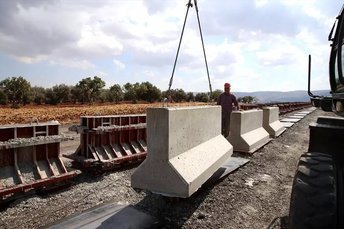 Afrin sınırına beton blok sevkiyatı