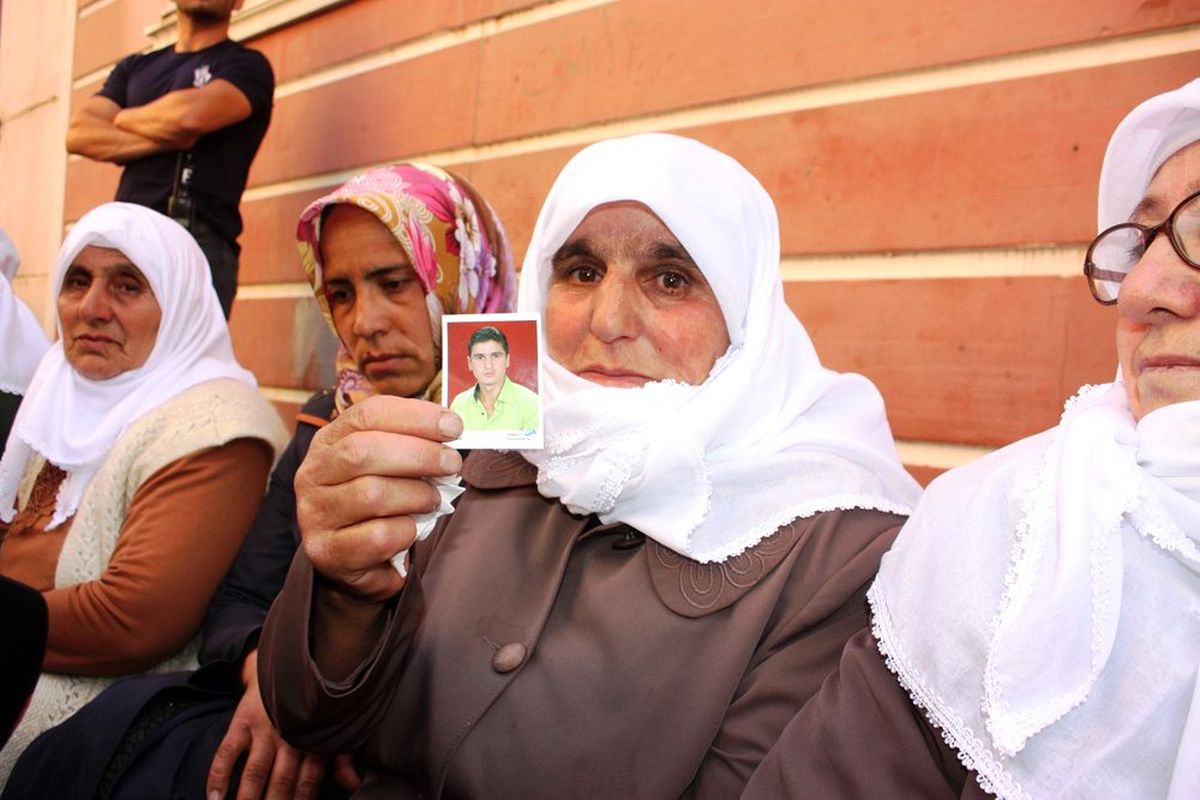 Ağrılı anneden HDP önünde eylem yapan ailelere destek