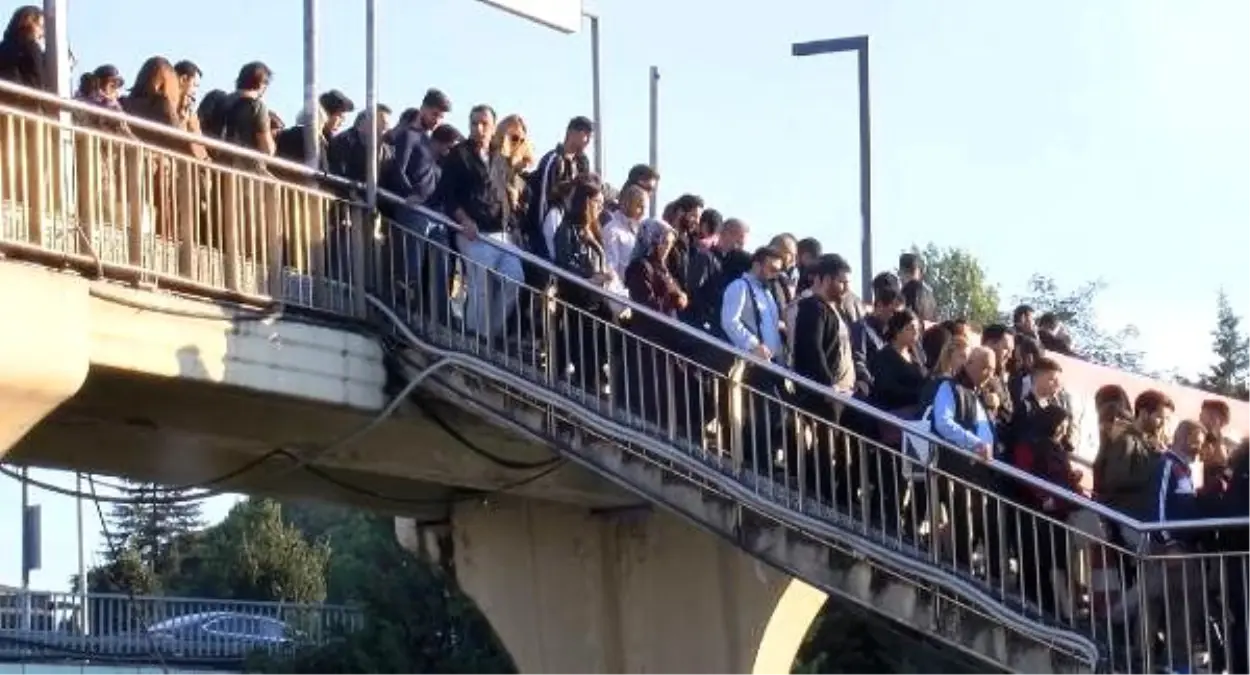 Altunizade metrobüs durağında yoğunluk yine devam etti