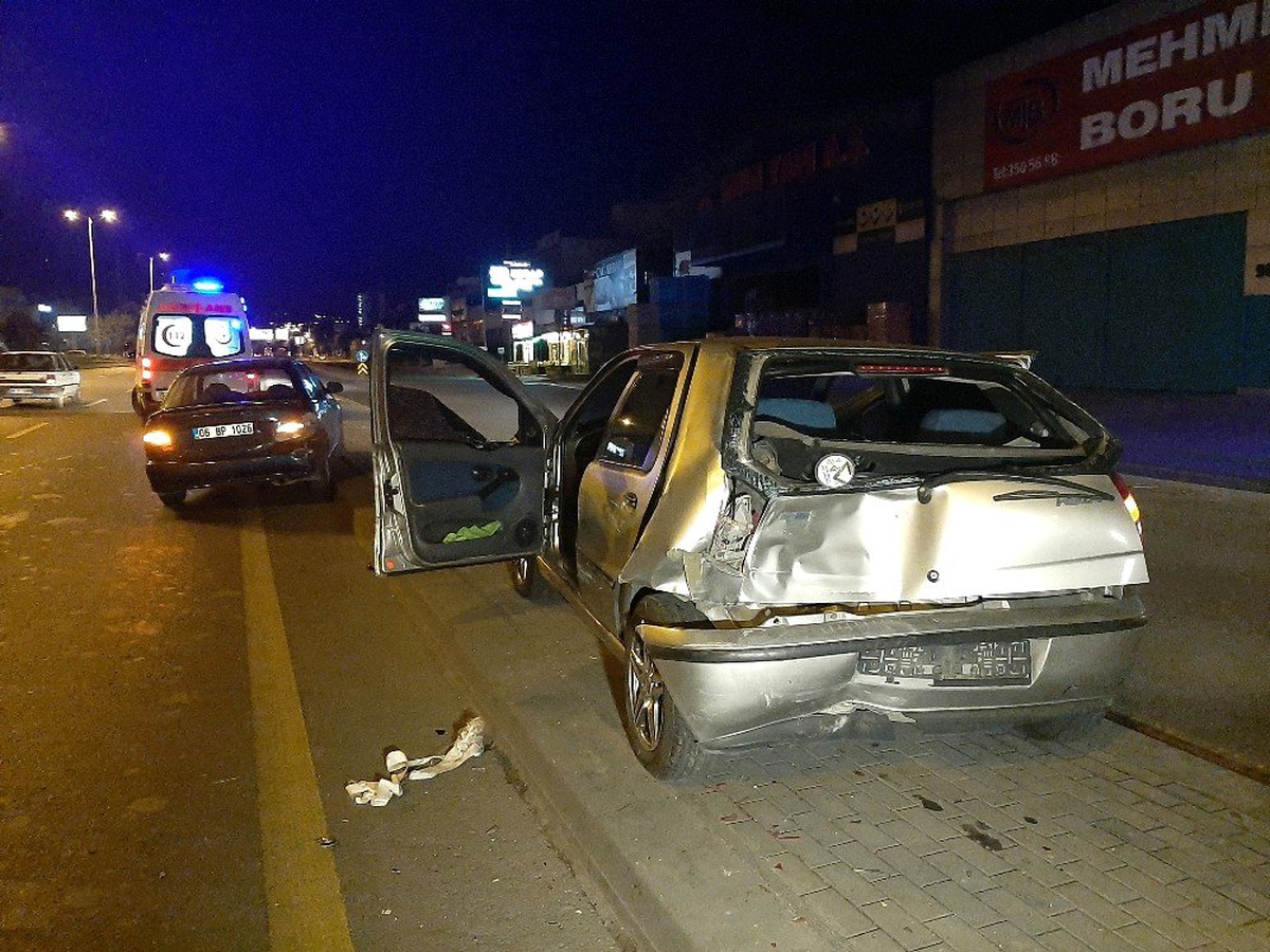 Ankara\'da zincirleme trafik kazası: 2\'si çocuk, 4 yaralı