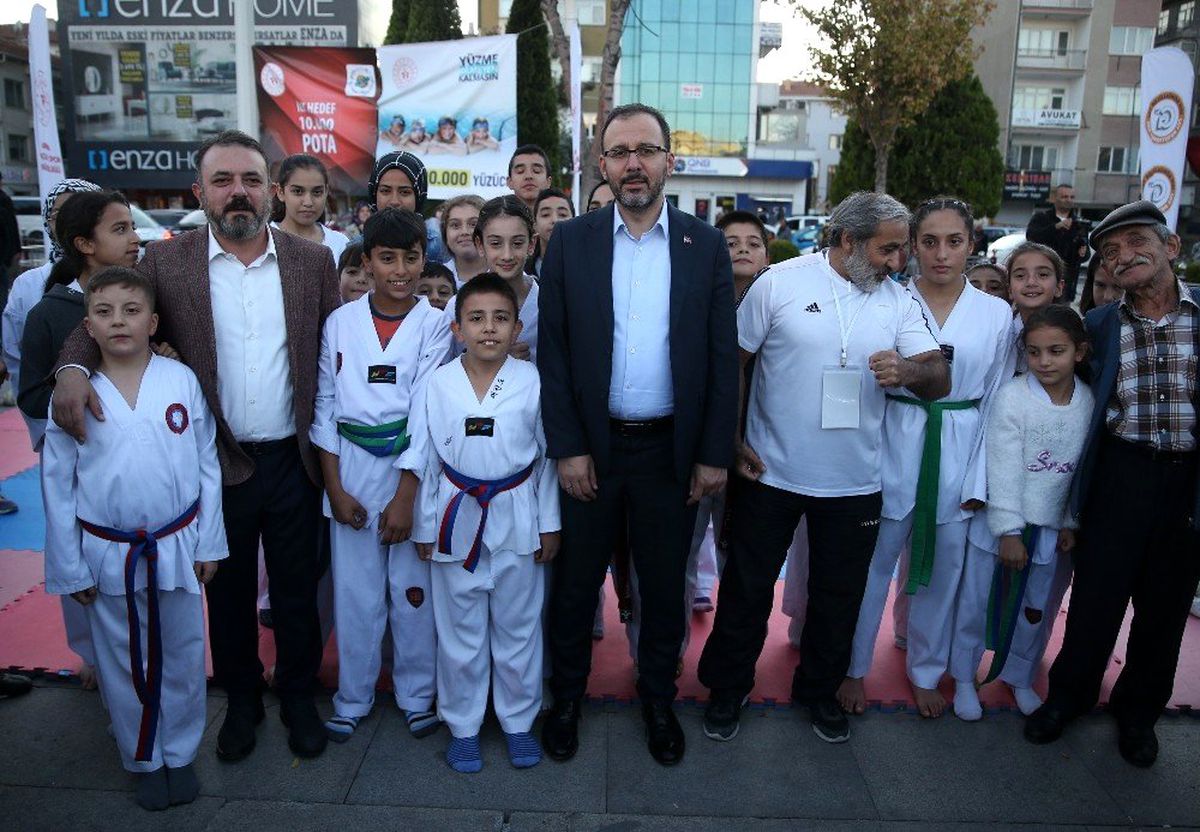 Bakan Kasapoğlu: "İnternetin cazibesini bir kenara bırakıp, kendini spora, sanata, kültüre adayan...