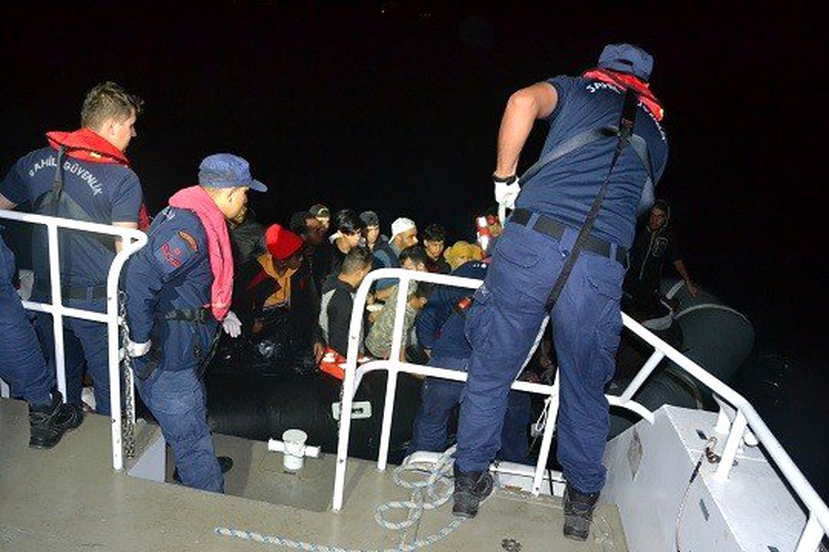 Balıkesir\'in Ayvalık ilçesi açıklarında 35 düzensiz göçmen yakalandı