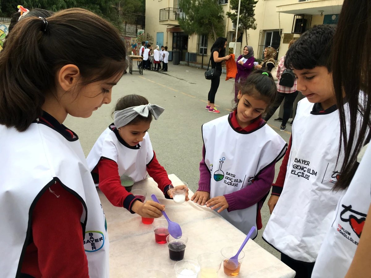 Bayer Genç Bilim Elçileri, İzmir\'de Bilim Şenliği düzenledi