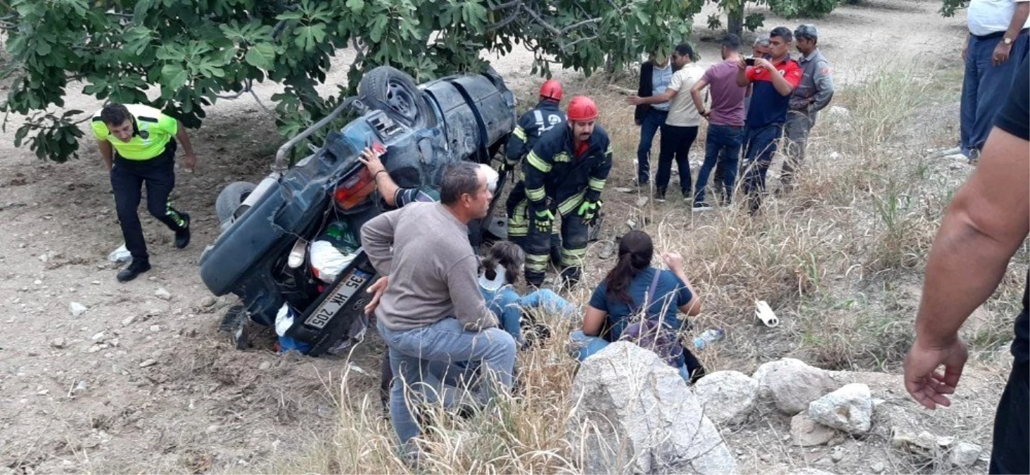 Buharkent\'te otomobil şarampole devrildi: 6 yaralı