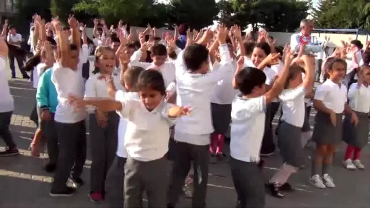 Depremde okullarını terk etmek zorunda kalan öğrencilere moral etkinliği