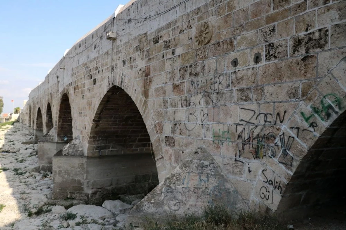 Dünyanın en eski köprüsüne sprey boya ile yazı yazdılar