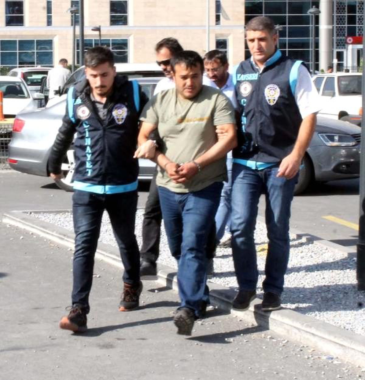 Eşini otobüs durağında bıçakladı, ölmesi için yanına kimseyi yaklaştırmadı (2)