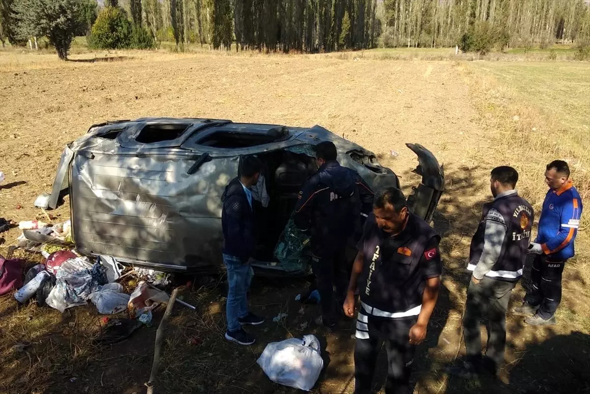 Hafif ticari araç devrildi: 2 yaralı