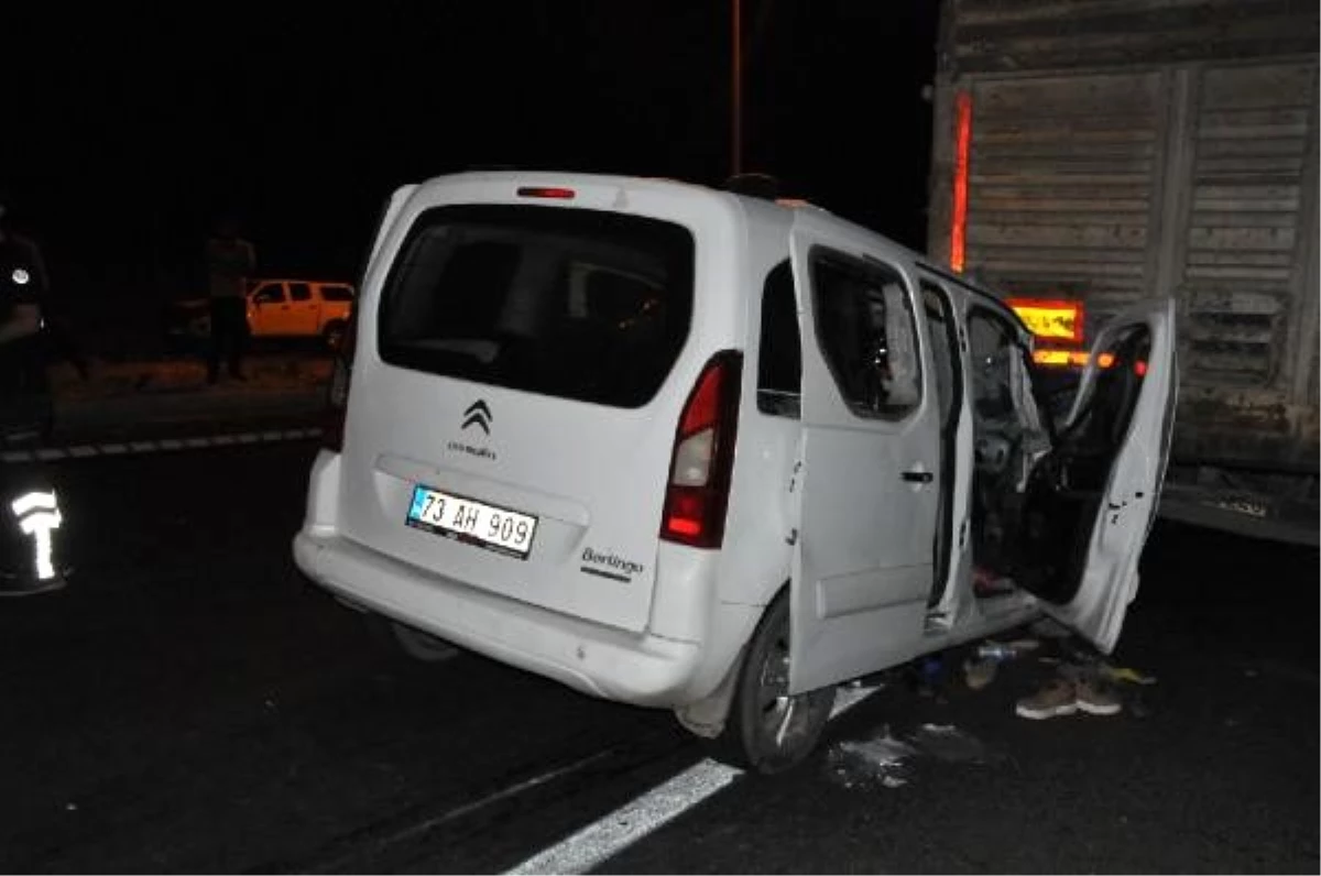 Hafif ticari araç, park halindeki kamyonete çarptı: 3 ölü, 3 yaralı