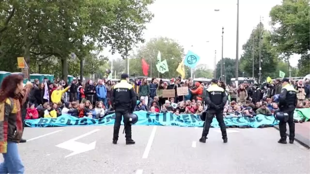 Hollanda\'da iklim protestocularının işgal eylemleri - AMSTERDAM