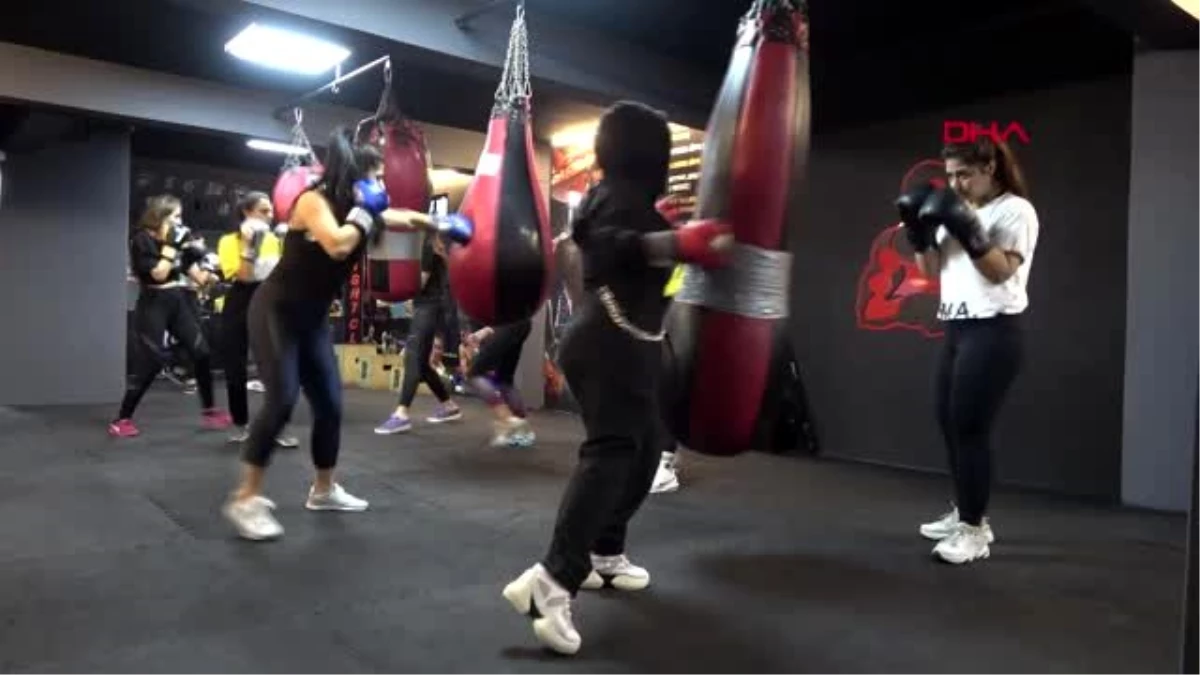 İzmir kadınlar kick boks öğrenerek öz savunmaya hazırlanıyor