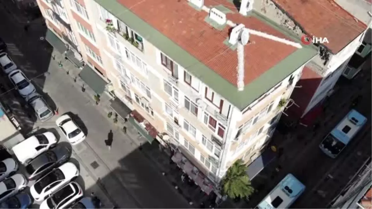 Kadıköy\'de riskli olduğu gerekçesiyle boşaltılan 5 katlı bina havadan görüntülendi