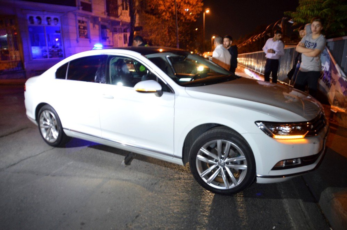 Kalp krizi geçirdiği iddia edilen otomobil sürücüsü demirlere çarparak durabildi