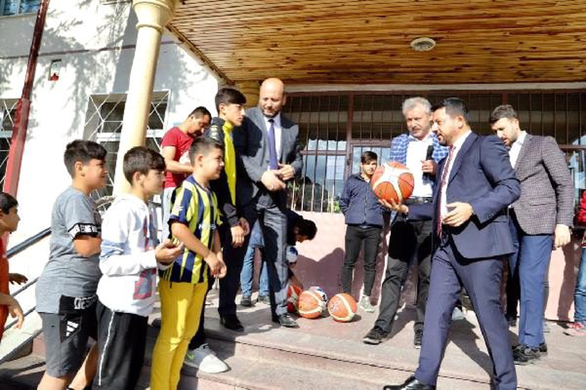 Kazandıkları topu, mezun oldukları okula hediye ettiler