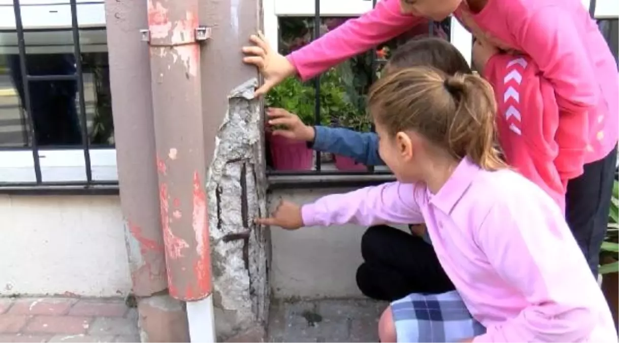 Küçükçekmece\'de velilerden duvarlarında çatlaklar bulunan okul önünde eylem